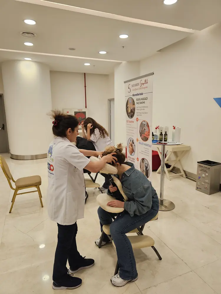 Ofiste çalışanlara masaj — kurumsal ofis masajı örneği 2