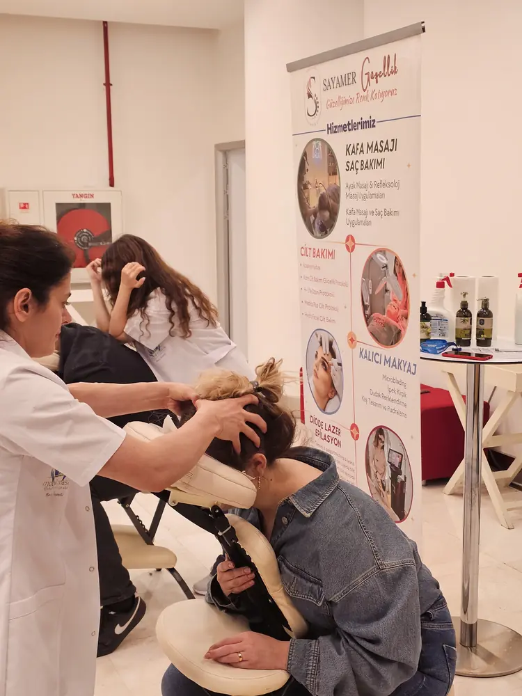 Ofiste çalışanlara masaj — kurumsal ofis masajı örneği 3