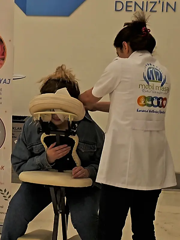 Ofiste çalışanlara masaj — kurumsal ofis masajı örneği 4